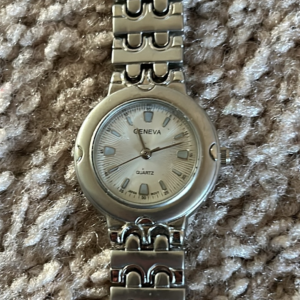 Geneva women’s vintage‎ Y2K bracelet wristwatch length: 7 inches